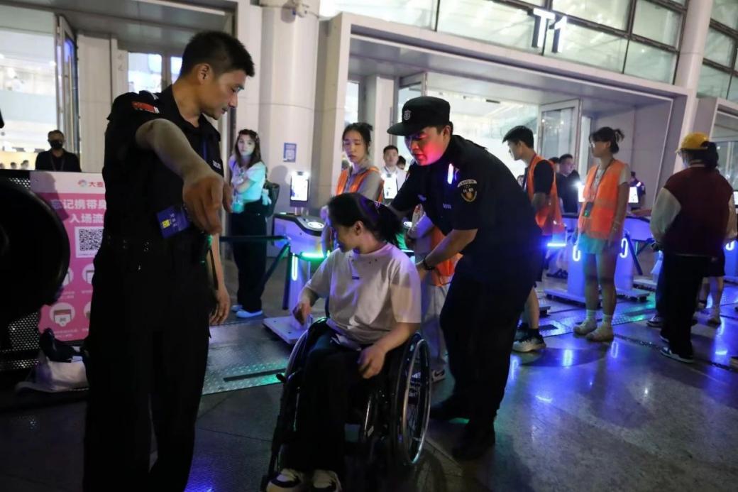C:/Users/Administrator/Desktop/“安保鐵軍、硬核保障”2024系列報道四十二——南京市保安服務有限公司成功護航張碧晨「今兒個開心」十周年巡回演唱會南京站安保任務/5.jpg5