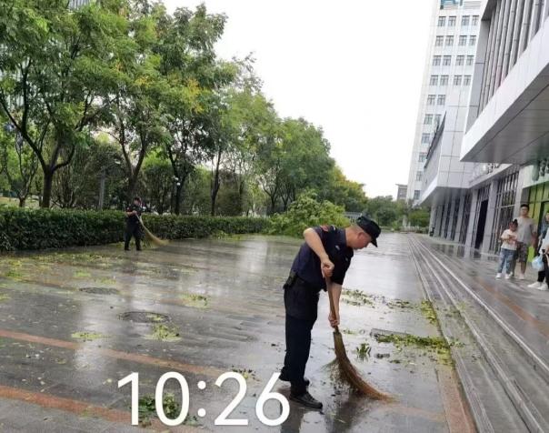 C:/Users/BA/Desktop/風(fēng)雨過后南京保安迅速行動，恢復(fù)安“寧”面貌/5.jpg5