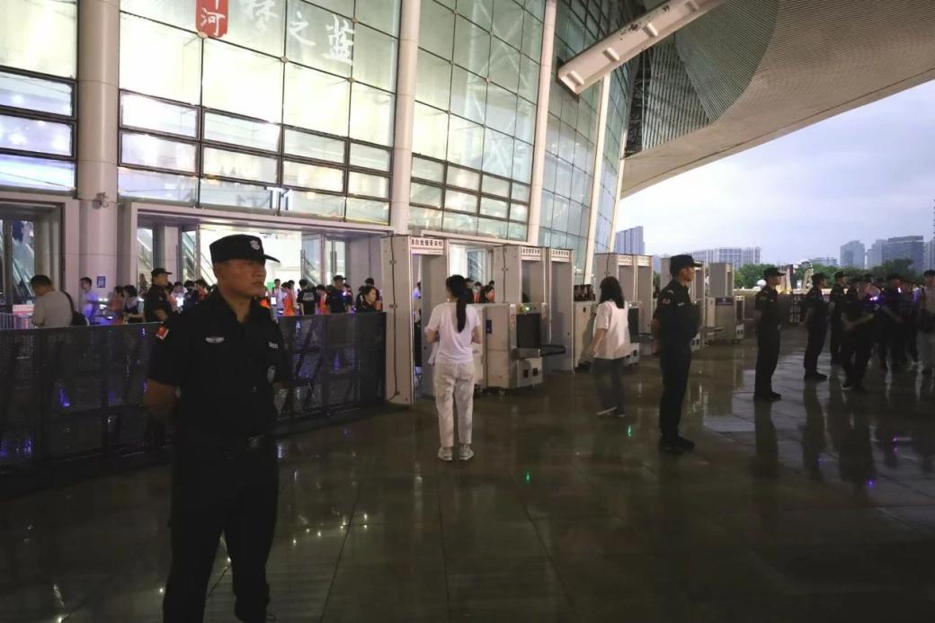 C:/Users/Administrator/Desktop/“安保鐵軍、硬核保障”2024系列報道四十二——南京市保安服務有限公司成功護航張碧晨「今兒個開心」十周年巡回演唱會南京站安保任務/3.jpg3