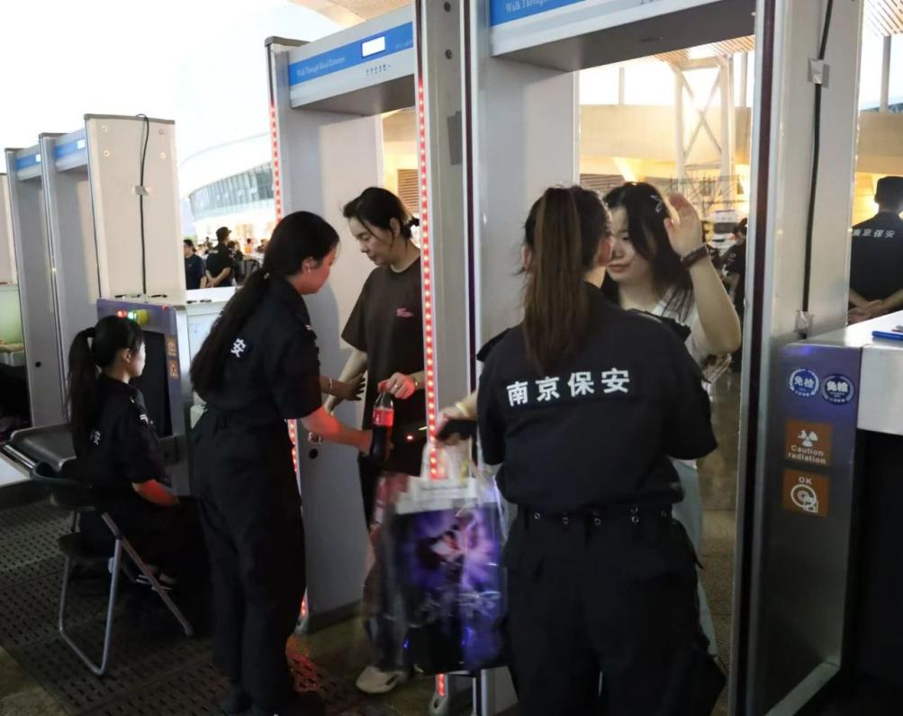 C:/Users/Administrator/Desktop/“安保鐵軍、硬核保障”2024系列報道四十二——南京市保安服務有限公司成功護航張碧晨「今兒個開心」十周年巡回演唱會南京站安保任務/2.jpg2